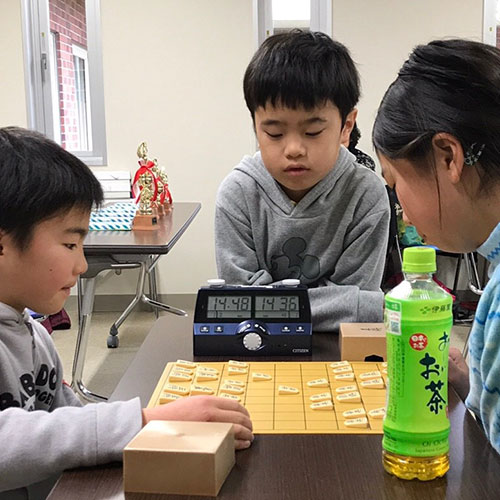 コインパーキング経営のブーブーパークが小学生将棋大会を開催
