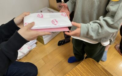 京都市太秦児童館様にて将棋教室が開催され、ぬいぐるみ、ブーブーパークノート、ブーブーパークタオル、将棋盤を寄贈させていただきました。
